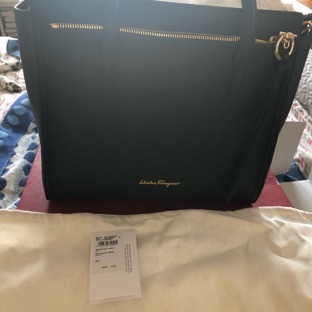 ๐๐ NWT๐HP๐Salvatore Ferragamo Amy Medium!! ๐ - Picture 4 of 8